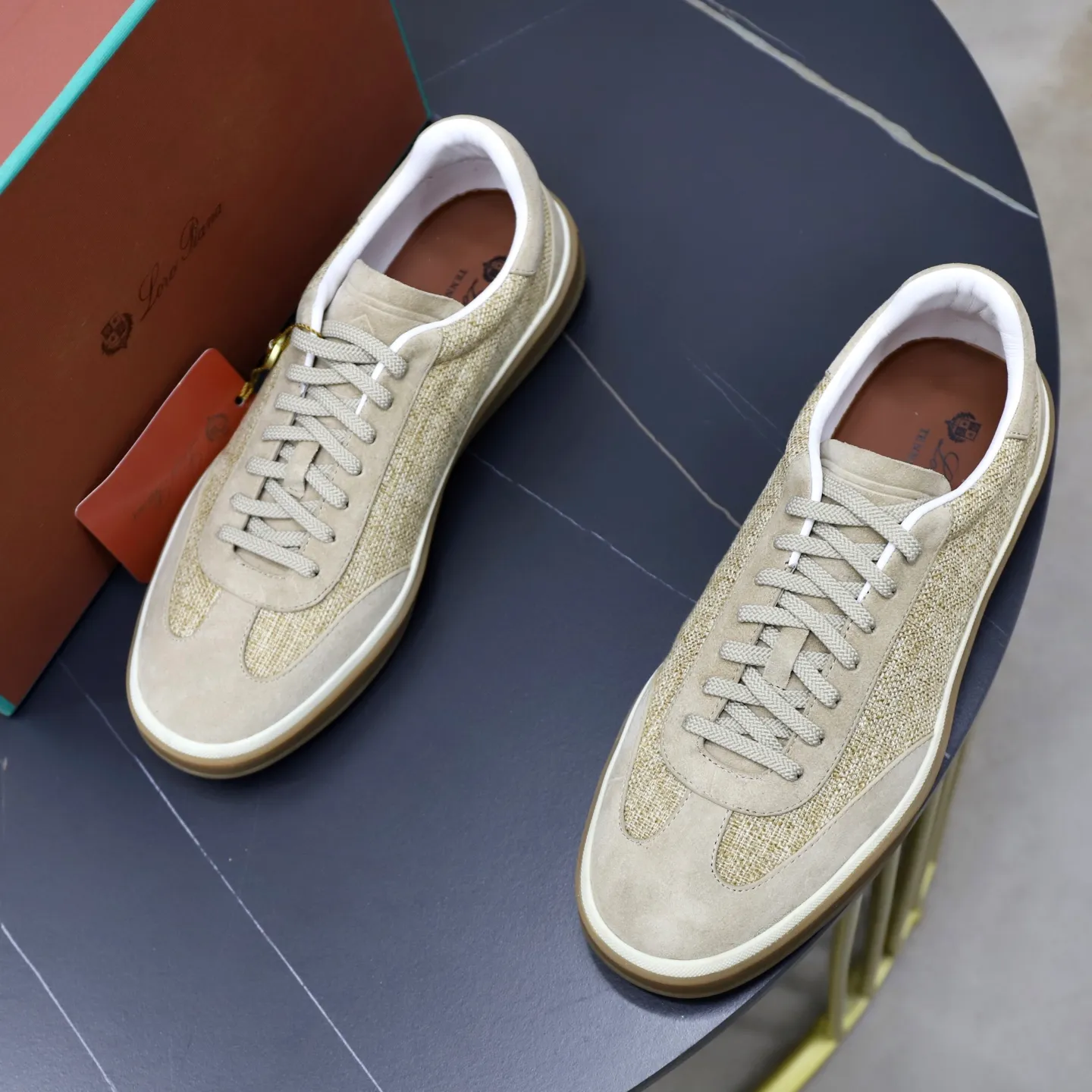 Ex-factory price: 540💰Loro Riana men’s moral training sneakers! Made from high-quality materials and designed in a low-cut silhouette, it offers an elegant and stylish look that's suitable for year-round wear. The unique double-layer sole aesthetic design, caramel cup-shaped outsole is decorated with off-white rubber trim, creating an attractive color combination. Pair with tailored pieces or jeans for a sophisticated yet casual look. The heel is decorated with soft cow leather tongue with Kummel color inserts and cotton laces with embossed LP logo. Upper: cow split suede stitching knitted fabric. Lining: original thickened soft sheepskin. Size: 38-39-40-41-42-43-44 (customized in 45.46)
